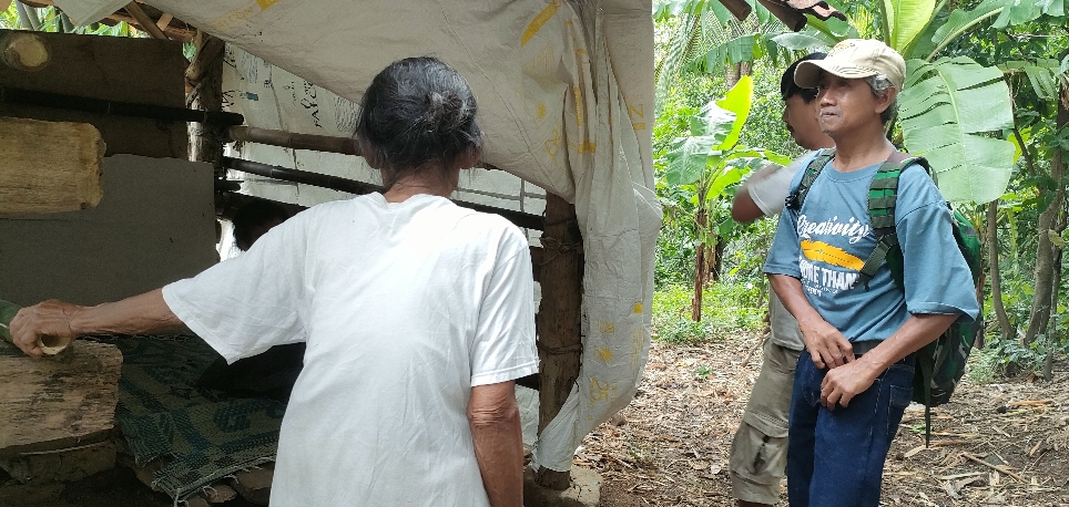 Memprihatinkan! Rumah Lansia di Brebes yang 15 Tahun Rawat Anak ODGJ Ambruk