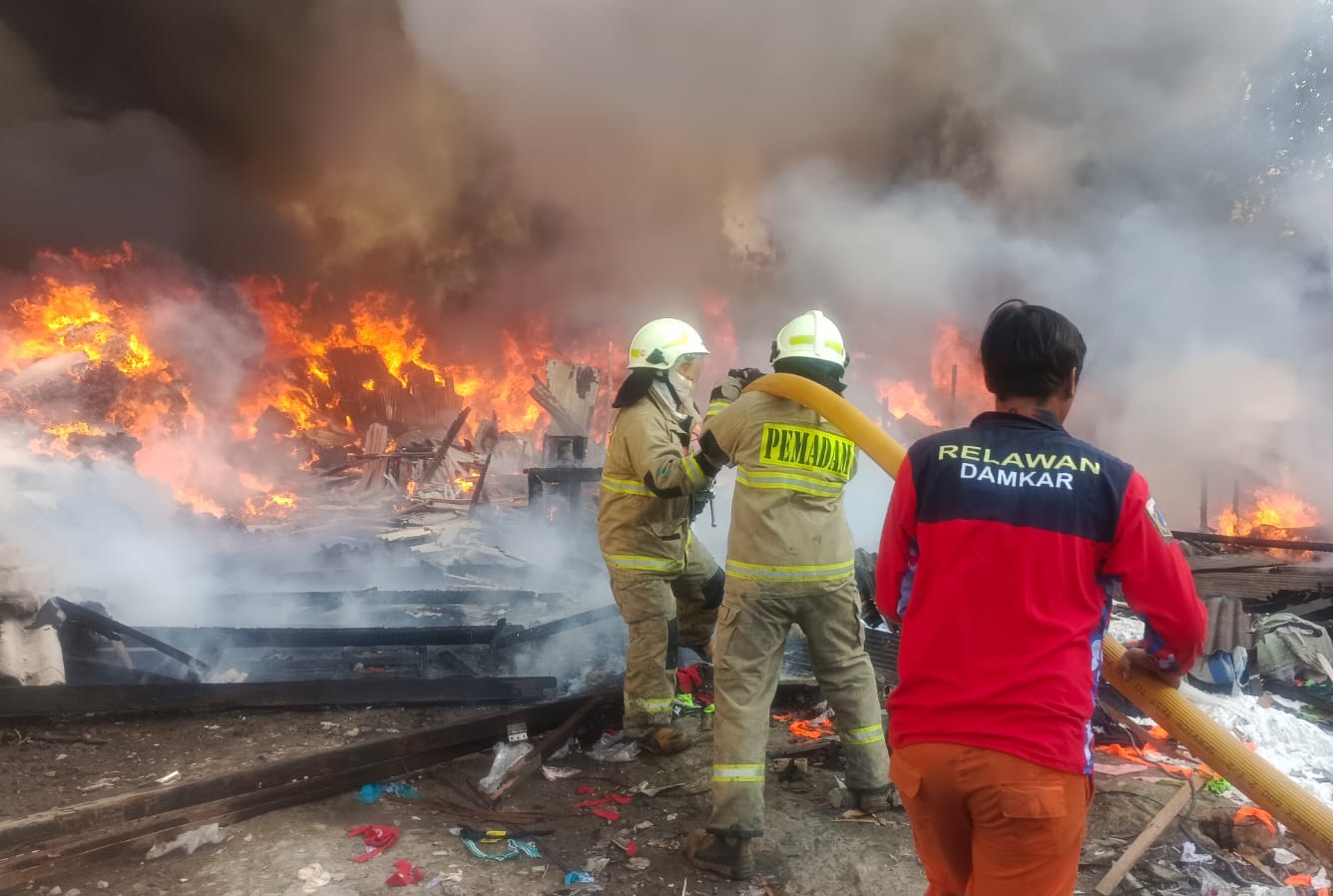 120 Rumah dan 35 Lapak di Penjaringan Jakarta Utama Kebakaran, 18 Unit Damkar Diterjunkan  