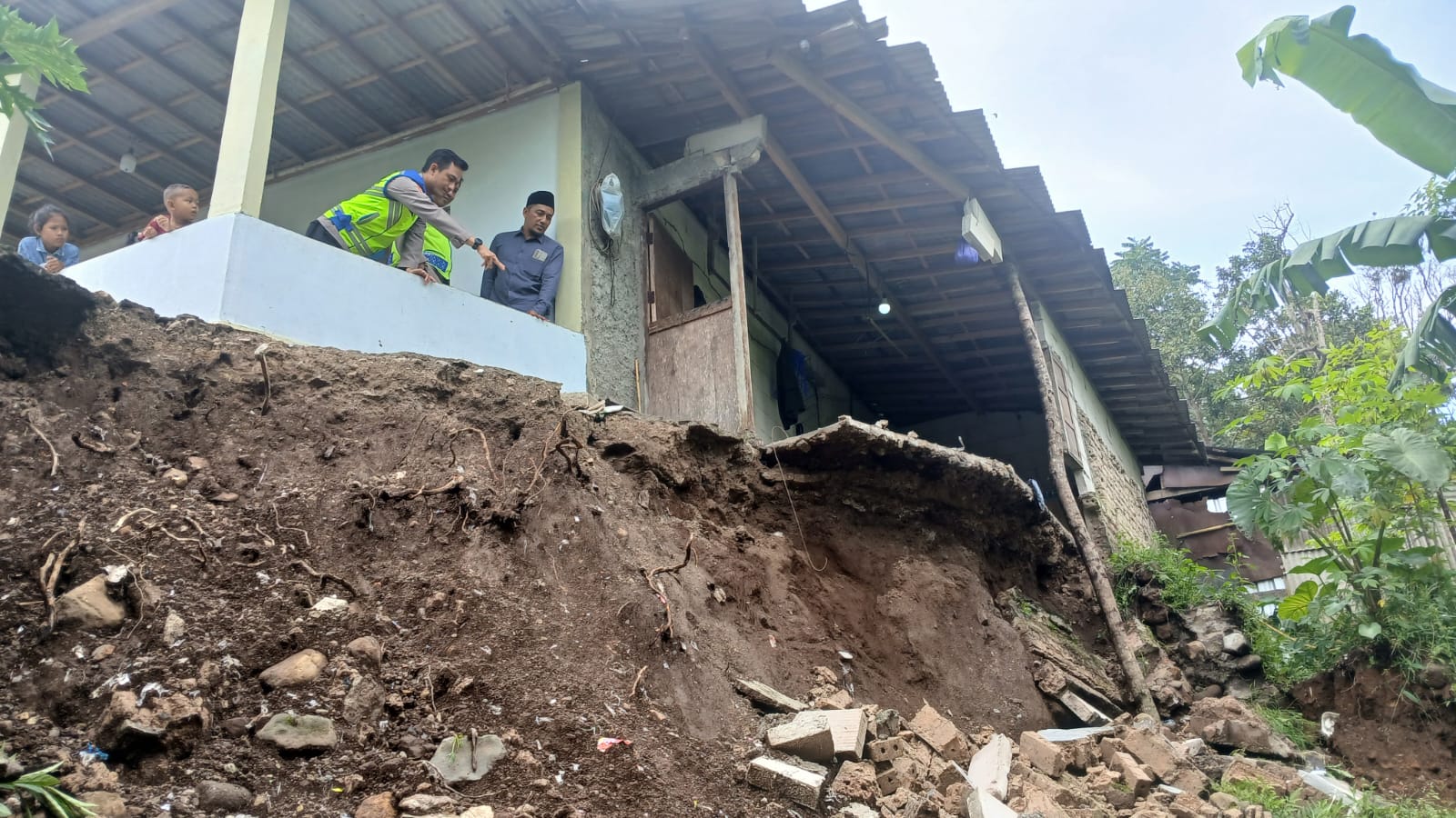 Tanah Longsor di Bojong Tegal: Akses Jalan Wisata Guci Sempat Terputus 