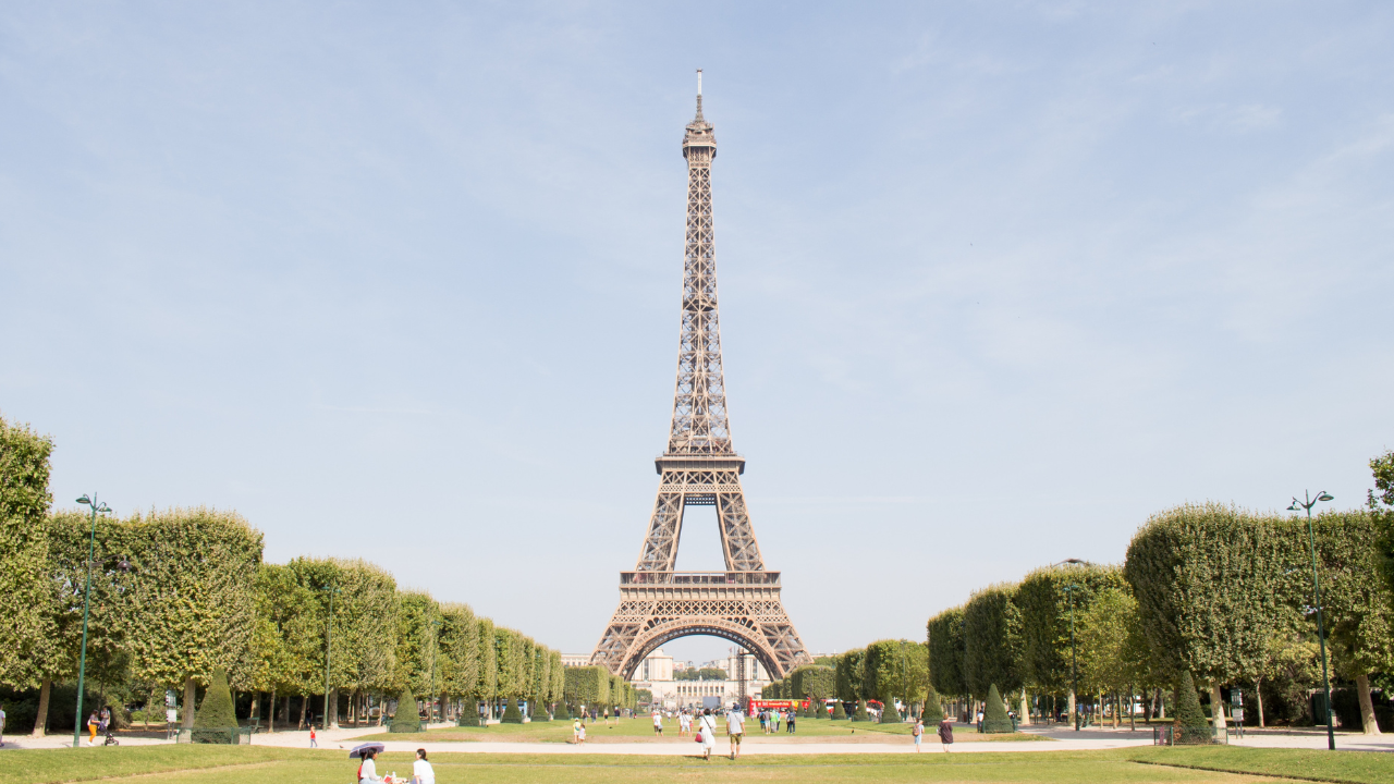 Mengungkap Keindahan 10 Bangunan Unik di Eropa yang Memukau, Ada Menara Eiffel Loh!