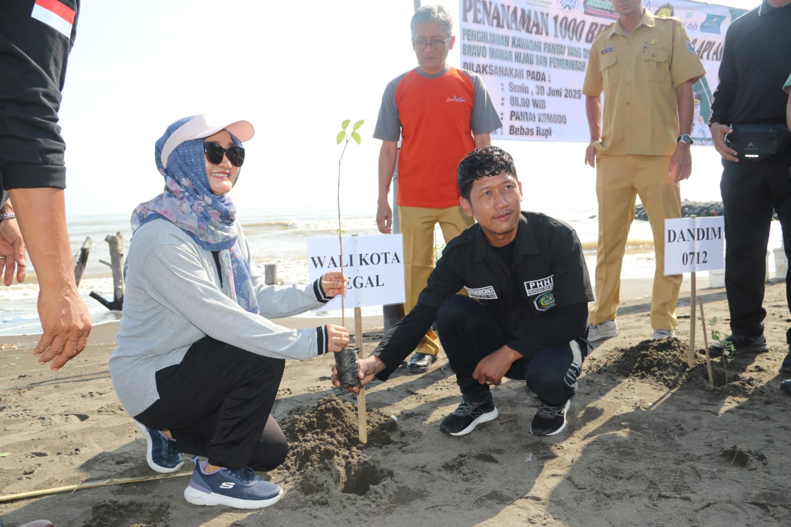 Cegah Abrasi Makin Parah, Pemkot dan Warga Tanam Pohon di Pantai Komodo Tegal