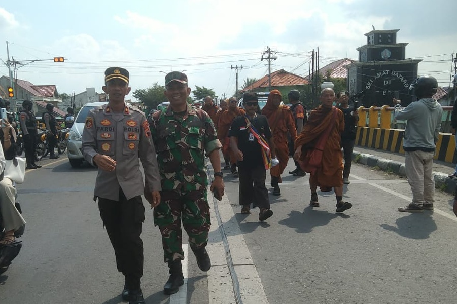 Petugas Gabungan Amankan Kedatangan Biksu Thudong di Tegal