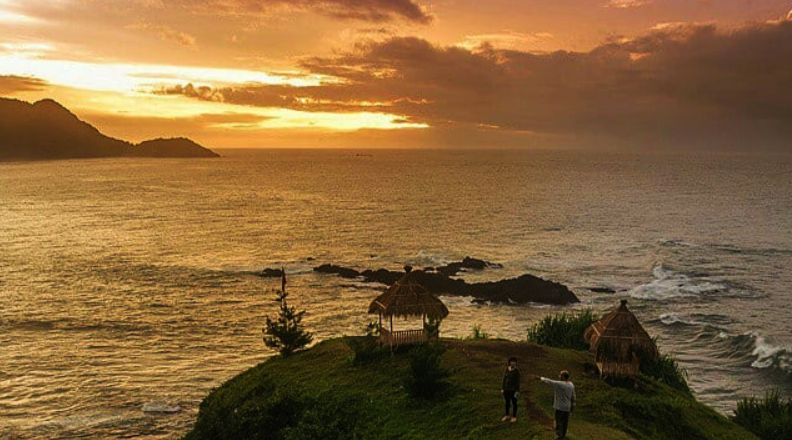 Gak Usah ke Bali! Ini Rekomendasi Pantai Romantis di Jateng Buat Couple Yang Wajib Dikunjungi