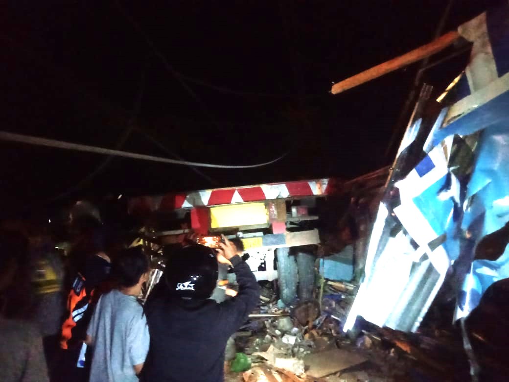 Truk Tronton Kecelakaan di Jalan Nasional Tegal-Purwokerto Brebes, 2 Orang Terjepit dalam Kabin