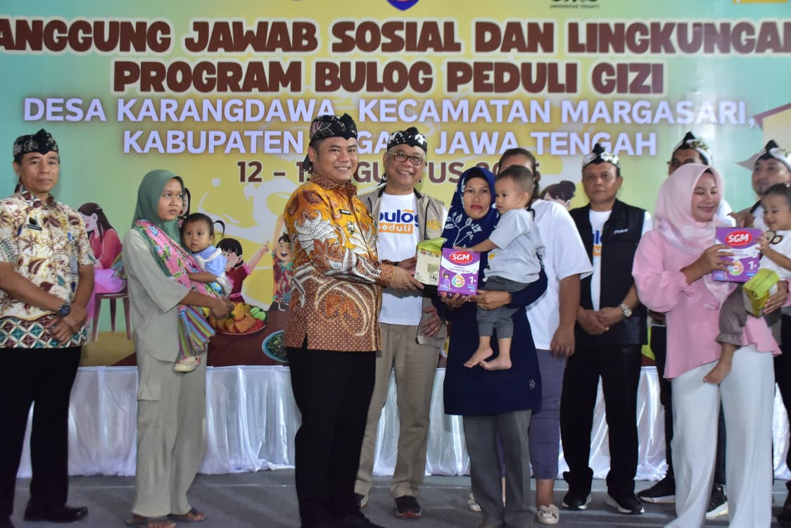 Tekan Stunting di Kabupaten Tegal, Bupati Salurkan Beras Fortivit untuk 125 Balita