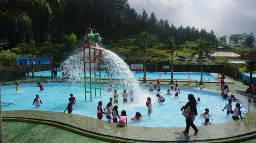 5 Kolam Renang dengan Pemandangan Gunung Slamet yang Memukau