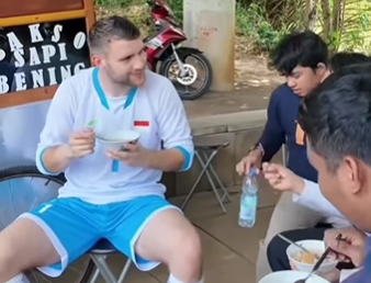 Melokal, Maarten Paes Makan Bakso Grobakan di Pinggir Jalan sebelum Lawan Jepang