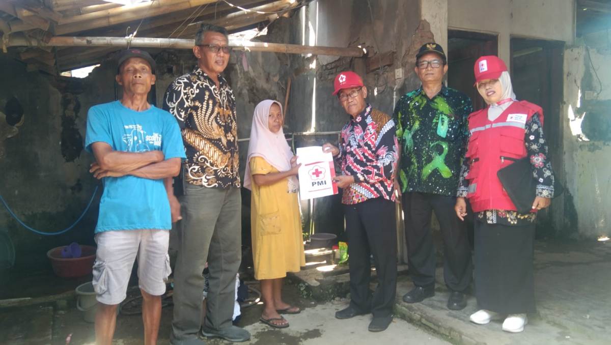 Desa Pecabean Tegal Diterjang Angin Kencang, PMI Gercep Ulurkan Bantuan