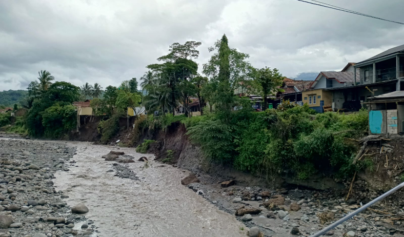 Tebing Sungai Keruh Kritis, Longsor Masih Terus Terjadi