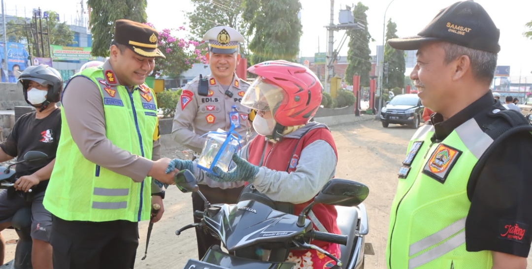 Asyik! di Brebes Pengendara yang Taat Berlalulintas Diberi Sovenir