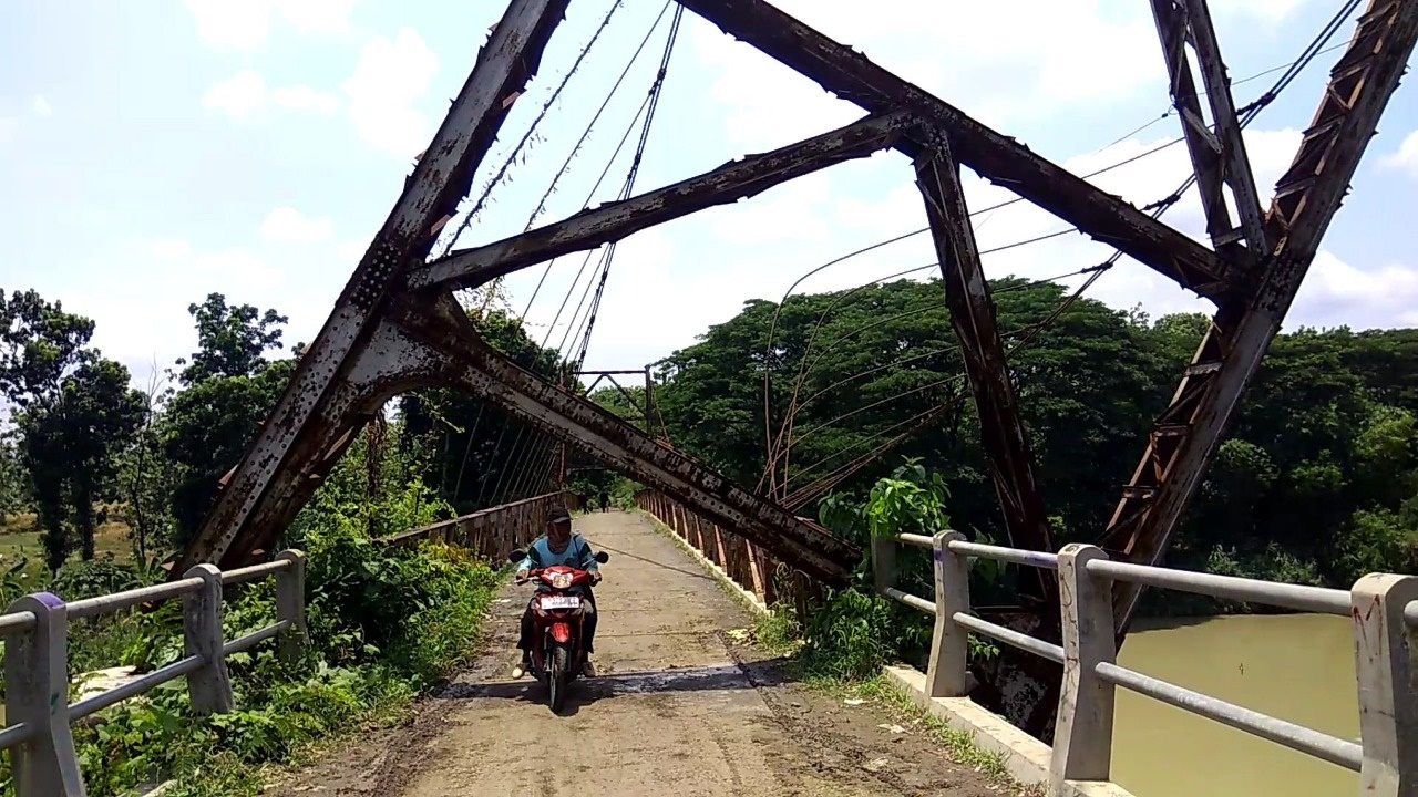 Diterjang Banjir, Menara Jembatan Gantung Warisan Belanda di Kendal Ambruk