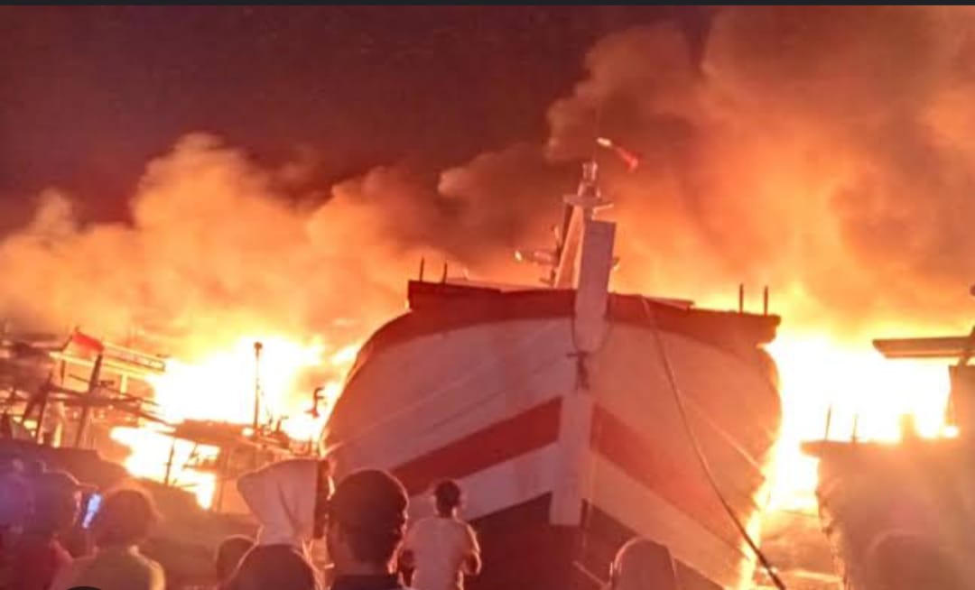 Kebakaran Pelabuhan Jongor Tegal Berlanjut, Tagar Pray for Tegal Menggema dan Dikira Hawaii 
