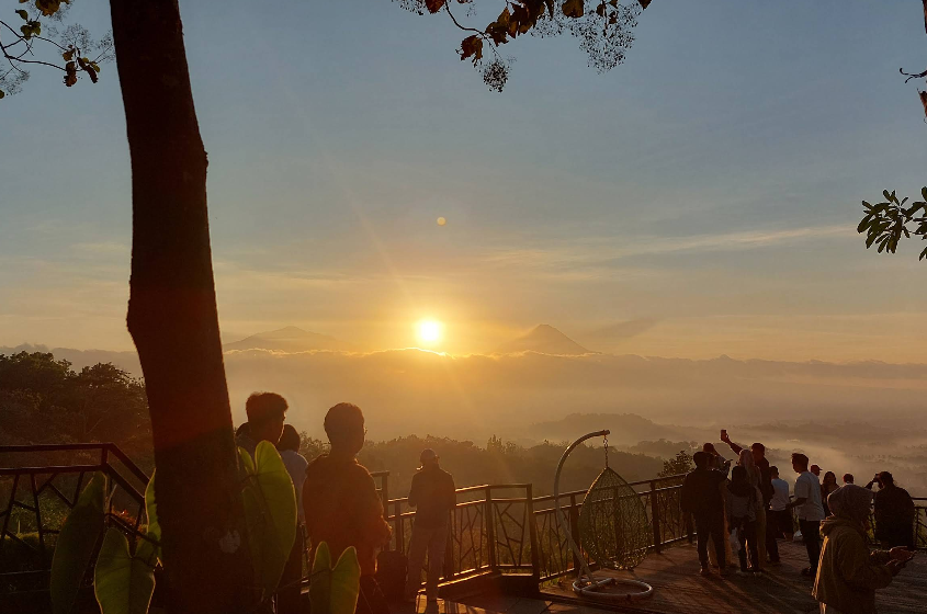 9 Wisata Sunrise di Jawa Tengah yang Romantis Selevel Santorini