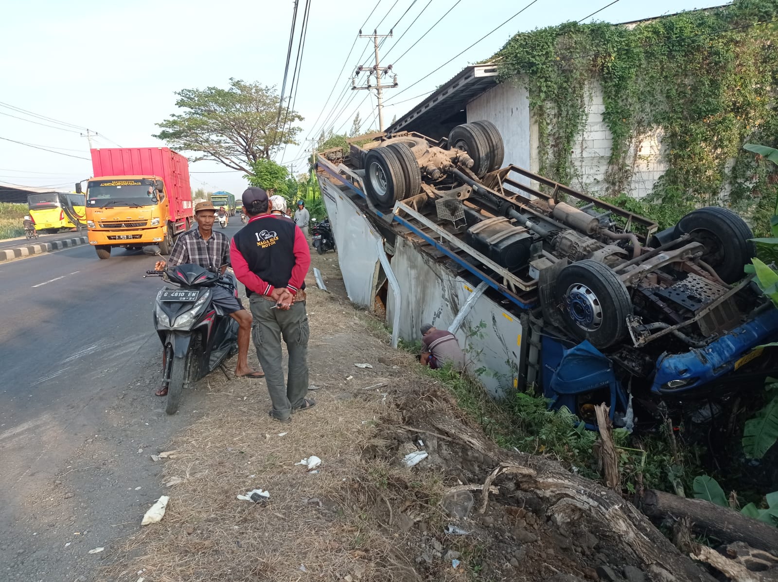 Truk Ice Cream Tabrak Media Jalan dan 2 Sepeda Motor di Jalur Pantura Tegal Seorang Tewas