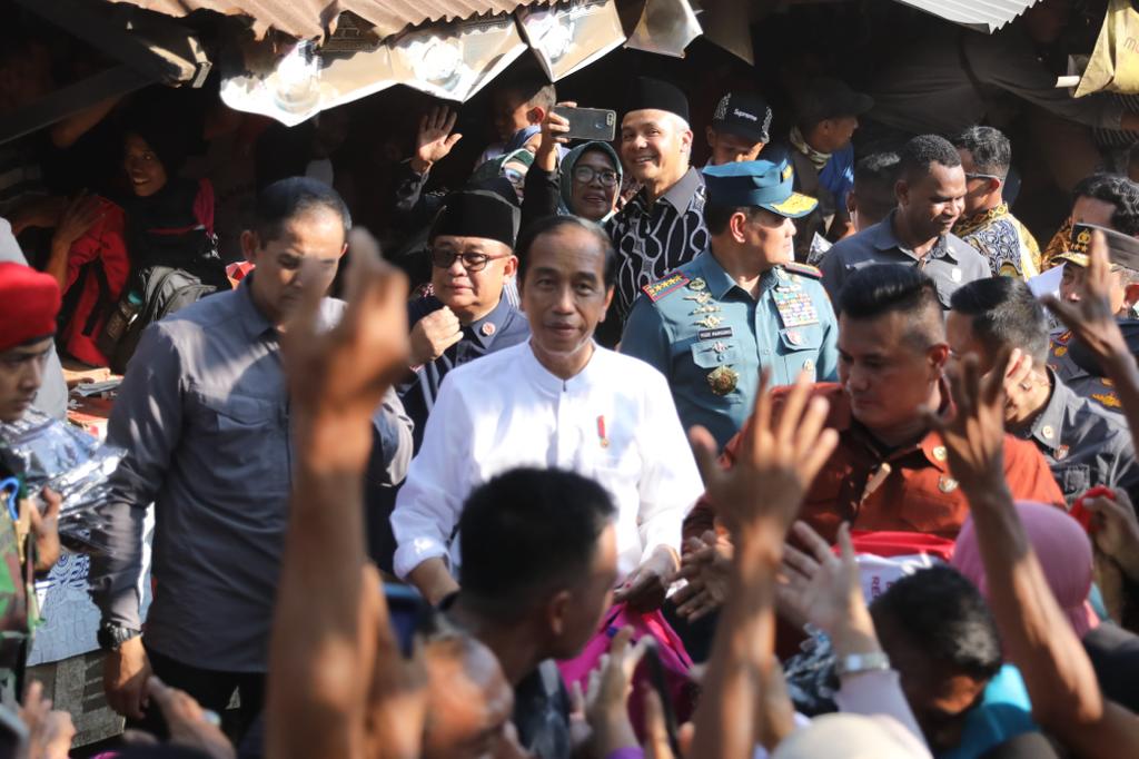 Ganjar dan Prabowo Dampingi Jokowi Bagi-bagi Kaos di Pasar Grogolan Pekalongan