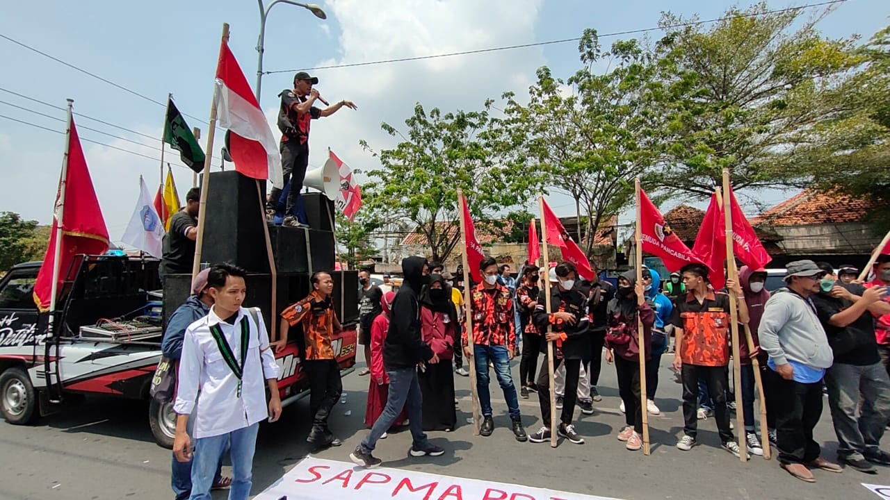 Aliansi Masyarakat Brebes Demo Tolak Kenaikan BBM di Depan Gedung DPRD