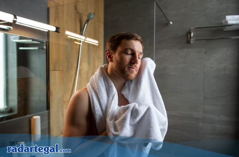 Benarkah Mitos Mandi Malam Hari Bisa Sebabkan Rematik? Ini Penjelasan Medisnya