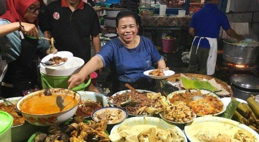 7 Kuliner Malam Hari Terenak di Jawa Tengah yang Racikan Bumbunya Menggoda Lidah