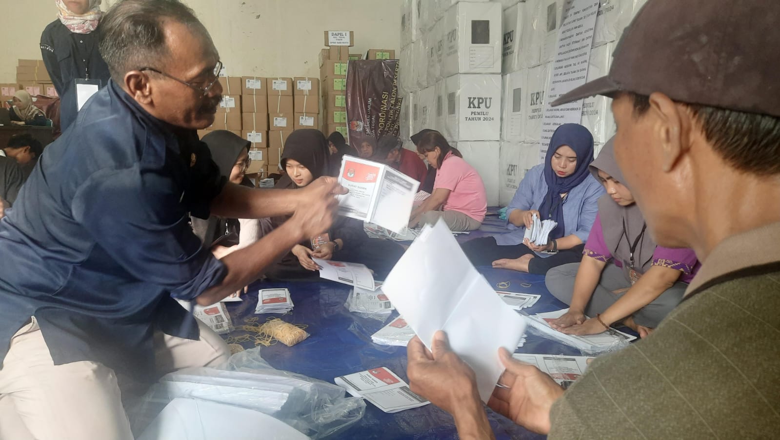 Pelipatan Surat Suara Pemilu 2024 di Tegal Mulai Dilakukan, Hari Pertama Petugas Temukan Ini