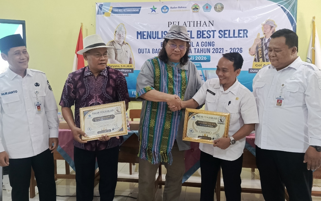 Perpusnas Beri Penghargaan kepada Ketua Forum TBM Brebes