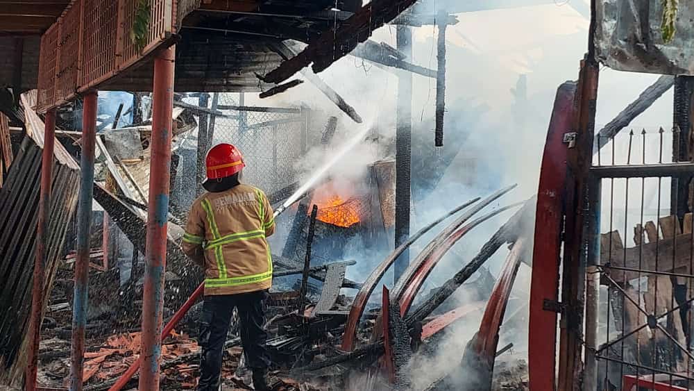 12 Kios Pedagang di Pasar Loak di Tegal Terbakar, Kerugian Capai Ratusan Juta Rupiah