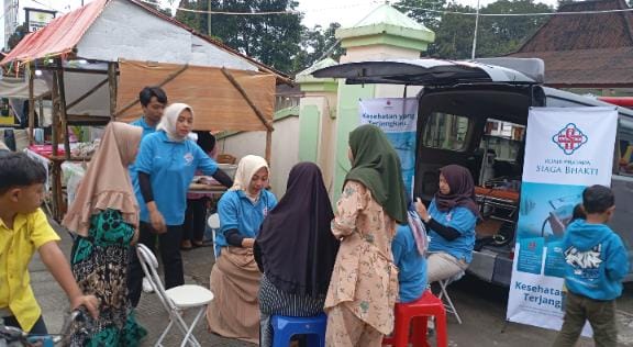 Klinik Siaga Bakti Cek Kesehatan Gratis Warga di Pasar Kampung Ramadhan Belik Pemalang