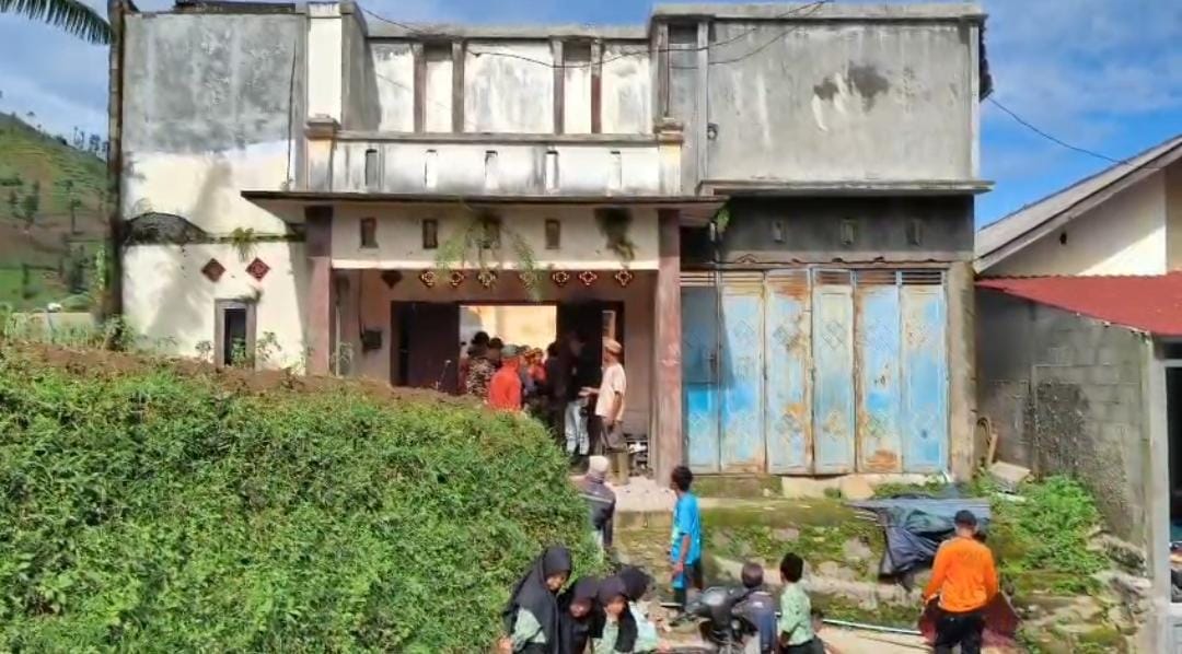 Puting Beliung Terjang Sigedong Tegal: 18 Rumah Rusak di Lereng Gunung Slamet