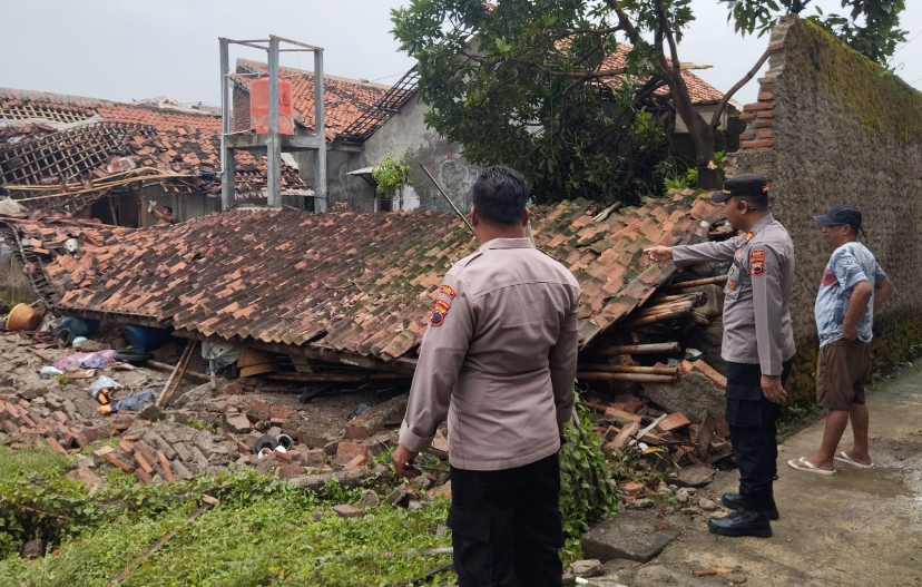 Angin Kencang Terjang Bulakamba Brebes, Atap Rumah Warga Rusak Berterbangan
