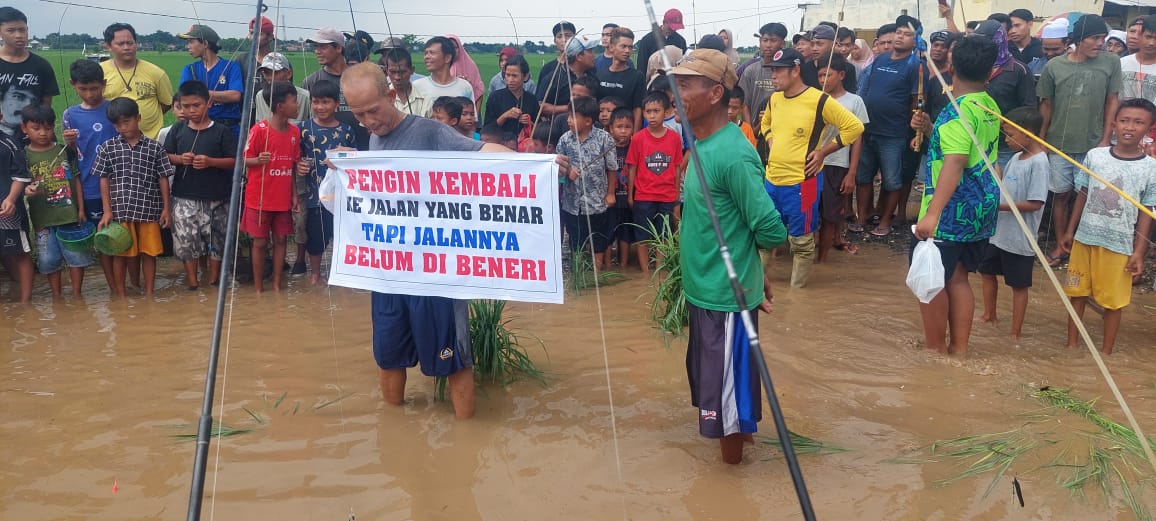 Tak Kunjung Diperbaiki, Warga di Tegal Tanam Pisang dan Mancing Lele di Tengah Jalan yang Rusak