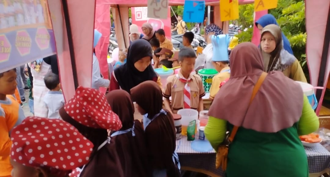 Fun Market Day SD Negeri Kejambon 4 Kota Tegal Tumbuhkan Wirausaha Muda yang Cerdas Berwawasan