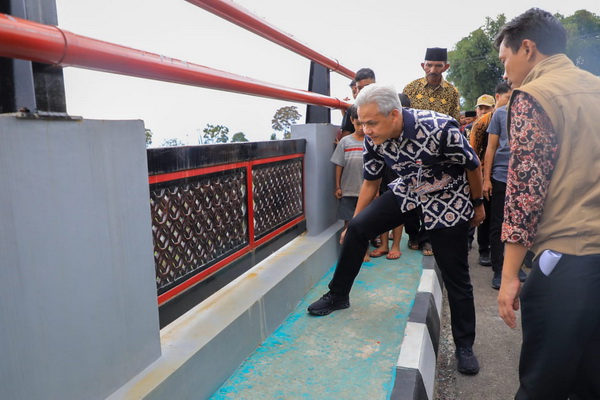 Ganjar Cek Progres Jembatan Senilai 9,7 Miliar di Wonosobo, Warga: Makasih Pak Jembatannya Sudah Jadi
