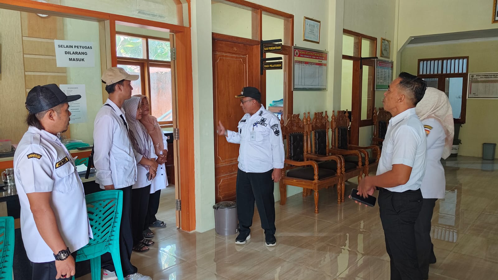 Sidak Pelayanan dan Kebersihan Balai Desa Kandang, Camat Comal Pemalang Temukan Hal Ini 