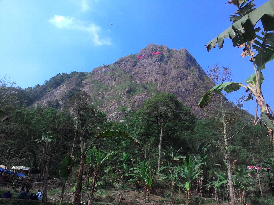 Misteri Gunung Batu Jonggol: Antara Keindahan Tersembunyi dan Mitos Pertempuran