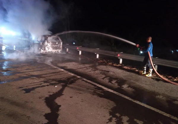 BIKIN PANIK! Kebakaran Mobil di Tol Pejagan-Pemalang, Minibus Plat H Ludes Dilalap Sijago Merah