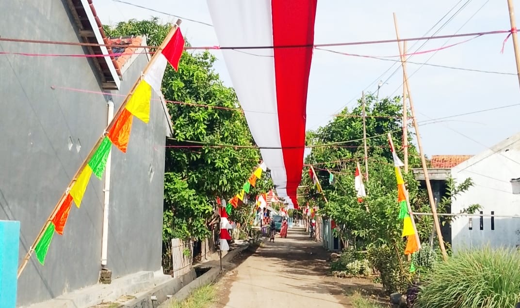 Sambut Kemerdekaan RI, Bendera Merah Putih Sepanjang 200 Meter Terbentang di Gang Desa Rancawuluh Brebes 