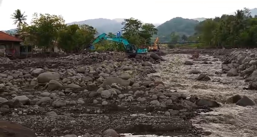 Sempat Terganggu Cuaca, Normalisasi Kali Keruh Brebes Dikebut