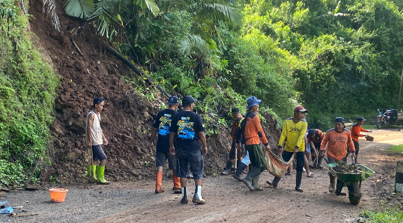 Longsor, Akses Jalan Gunung Larang Salem Brebes Sempat Terputus 