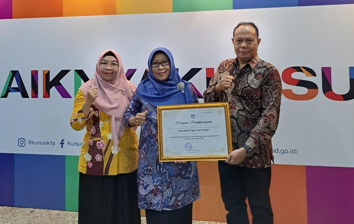 Pemkab Tegal Umi Azizah Terima Penghargaan Program Dukungan Pendidikan Vokasi