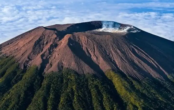 6 Mitos Gunung Slamet, Apa Benar Ada Pasar Setan?