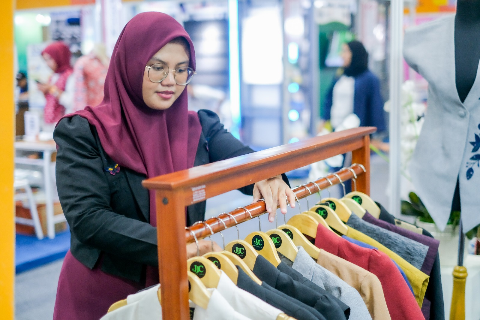 LinkUMKM BRI Dorong JJC Rumah Jahit Naik Kelas dengan Mengembangkan Fesyen Wastra Eksklusif