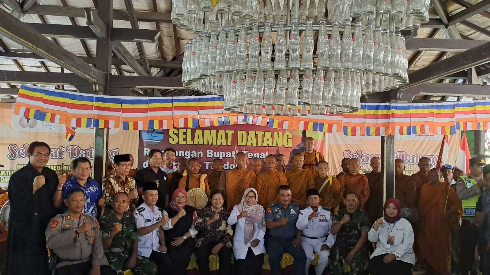 Biksu Thailand Disambut Hadroh, Netizen Terbelah: Kayane Wis Berlebihan
