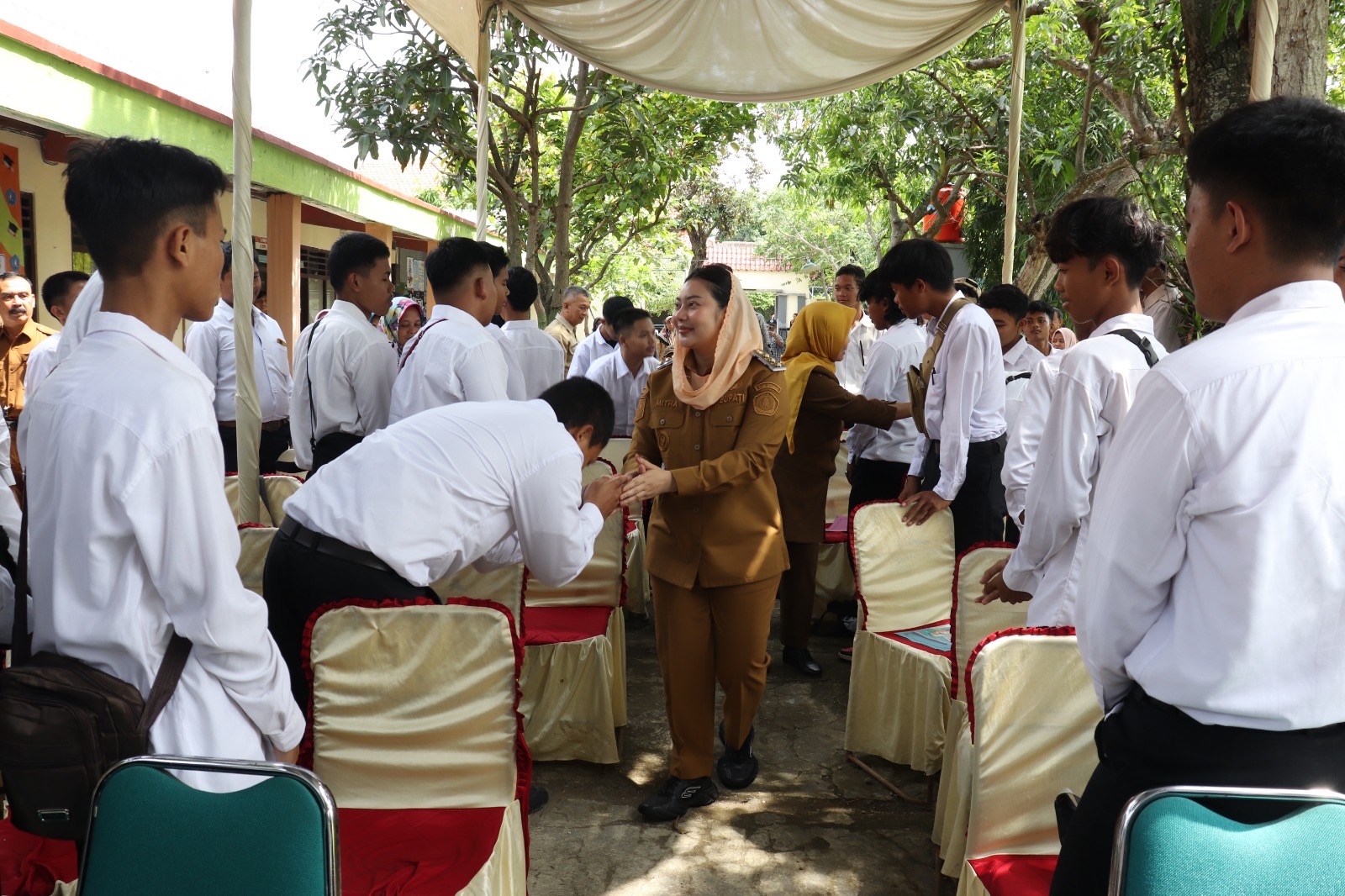 Bupati Brebes Berangkatkan 56 Peserta Program Magang Gratis ke Semarang dan Sukoharjo