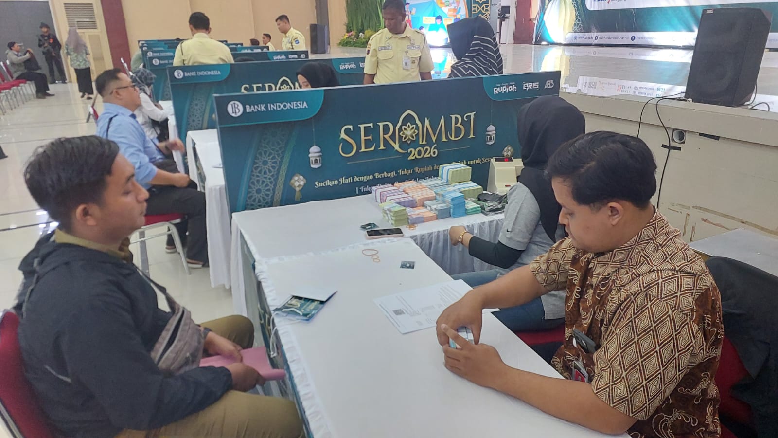 Tak Ada Kerumunan, Penukaran Uang Baru di Tegal Berjalan Tertib dan Lancar