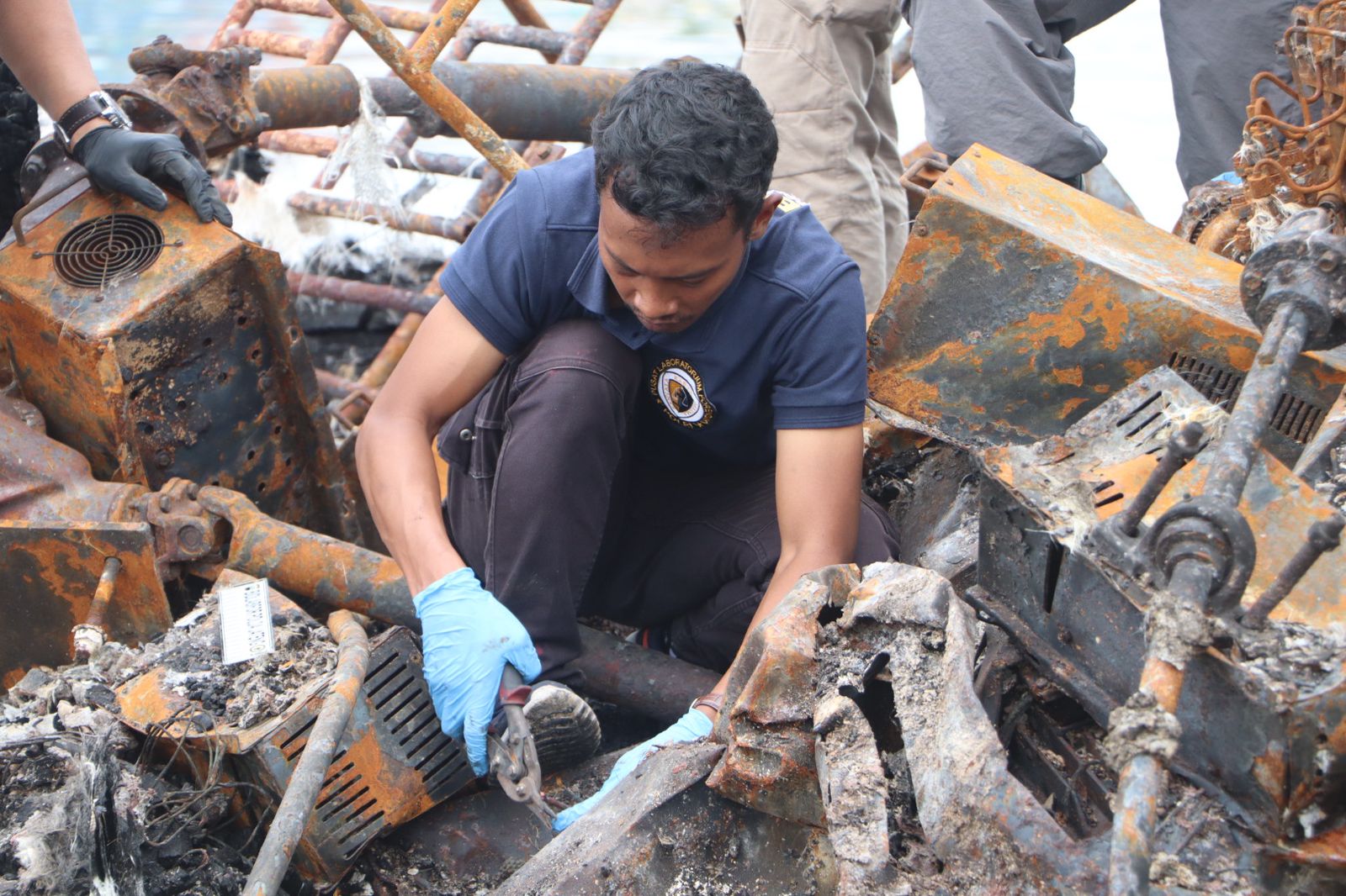 Selidiki Penyebab Kebakaran Kapal di Pelabuhan Tegal, Tim Labfor Polda Jateng Datangi TKP 