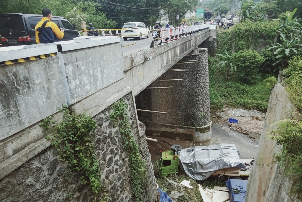 Tak Kuat Nanjak, Truk Tronton Sarat Muatan Terjun ke Sungai Glagah Brebes Setinggi 15 Meter  
