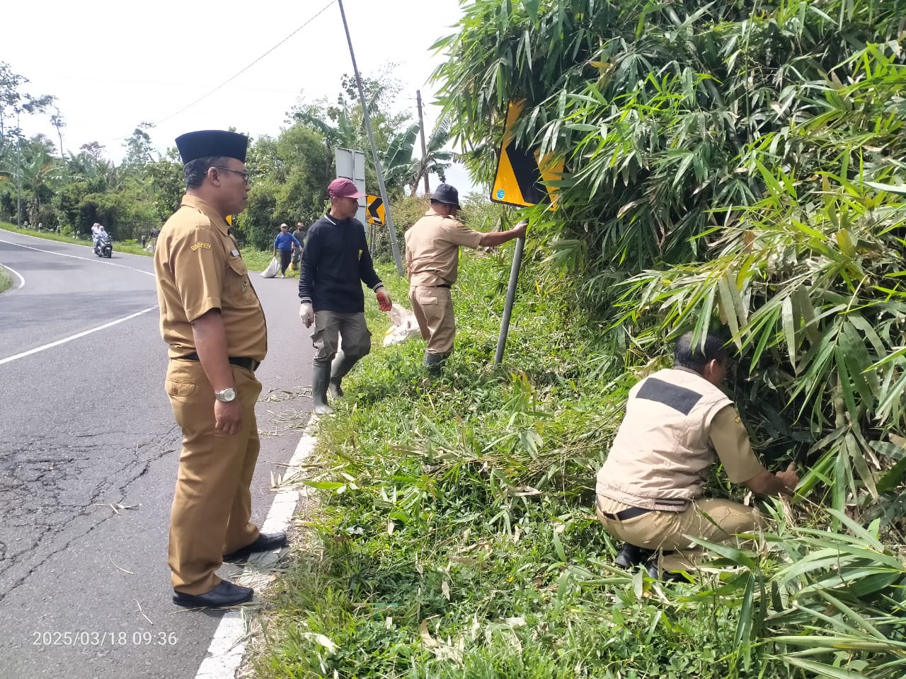 Jelang Lebaran 2025, Camat dan Pemdes Belik Bersih-bersih Jalan Belik-Purbalingga
