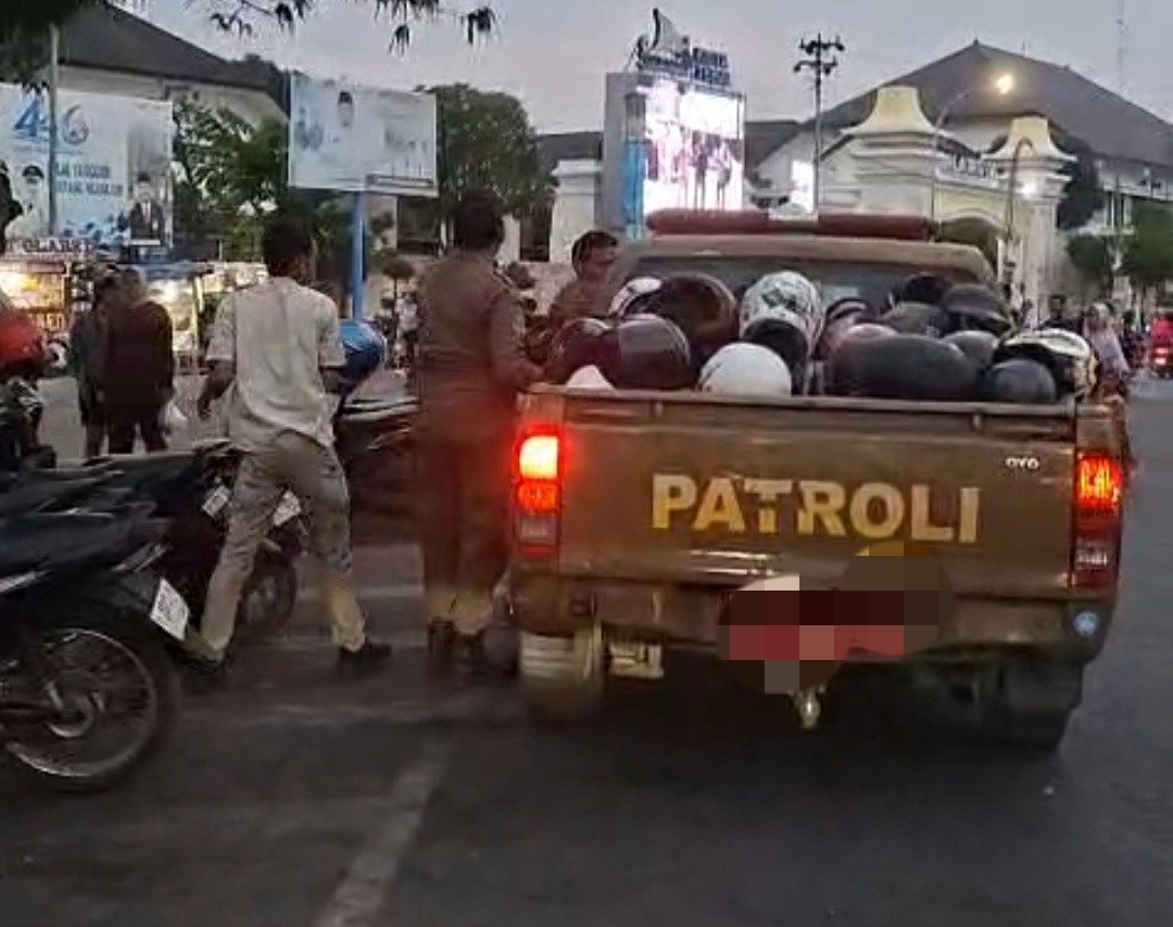 Penertiban Parkir Sembarangan di Alun-Alun Tegal: Satpol PP Amankan Helm Pengendara
