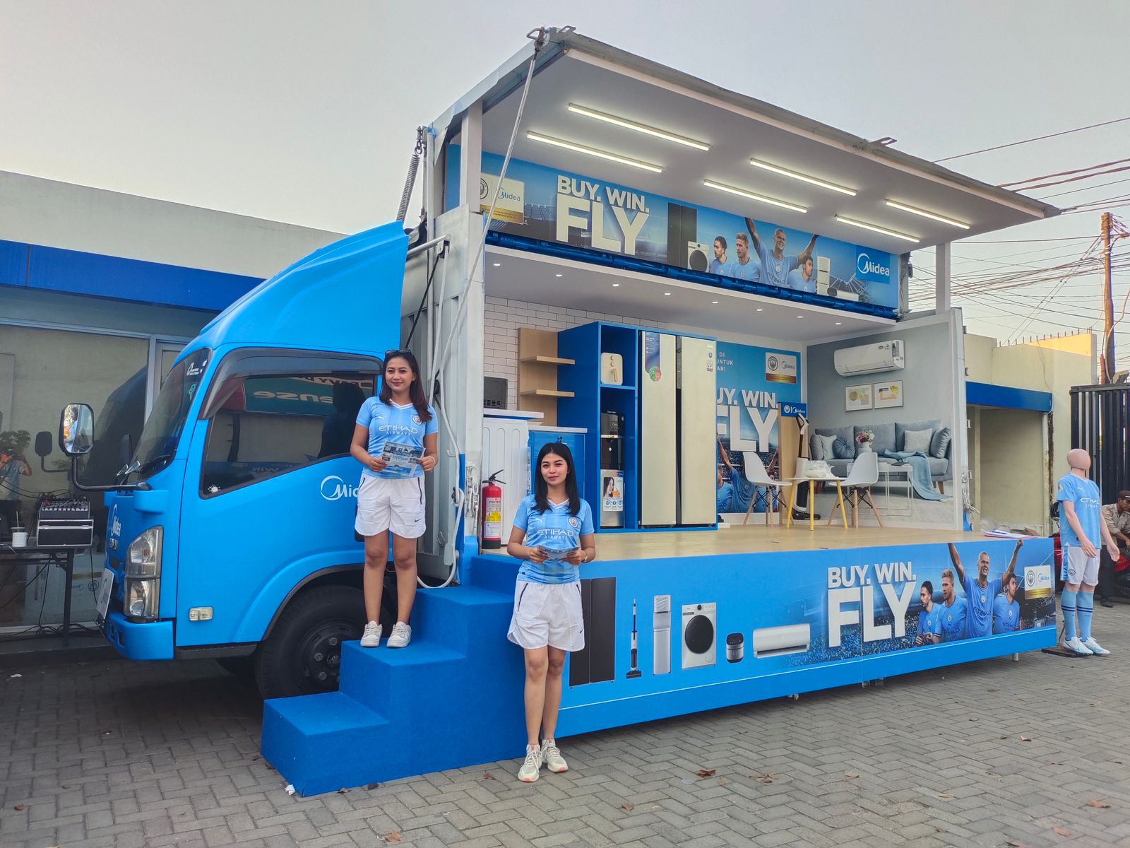 Lanjutkan Kerjasama dengan Manchester City, Midea Siapkan Roadshow Caravan Buy Win Fly di 6 Kota