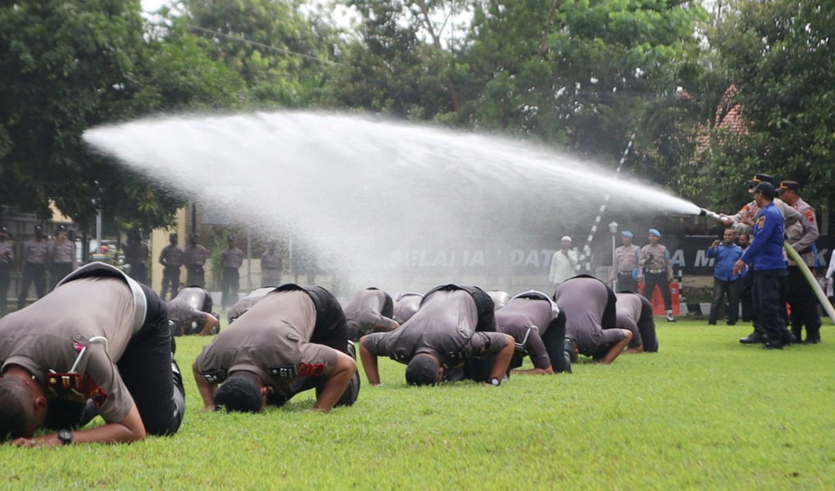 53 Anggota Polres Pemalang Disemprot Water Canon Dihadapan Anak, Istri dan Orangtuanya
