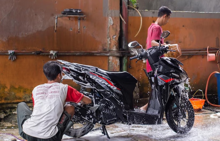 3 Alasan yang Buat Tarikan Motor Terasa Ringan usai Dicuci, Bukan Sugesti!